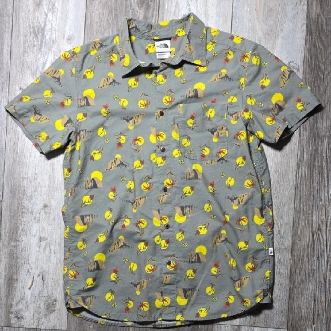 The North Face Shirt Mens Medium Green Sun Print Baytrail Short Sleeve Button Up
Opens in a new wind