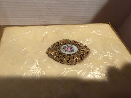 VINTAGE MUSICAL JEWELRY BOX BALLERINA GOLD FLORAL DESIGN FOOTED BOX ENAMEL LOCK - Picture 3 of 6