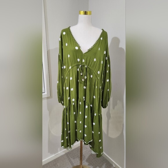 green trapeze dress I.H.F LONG PLEATED TRAPEZE DRESS WITH SHOULDER CAPE main image 0