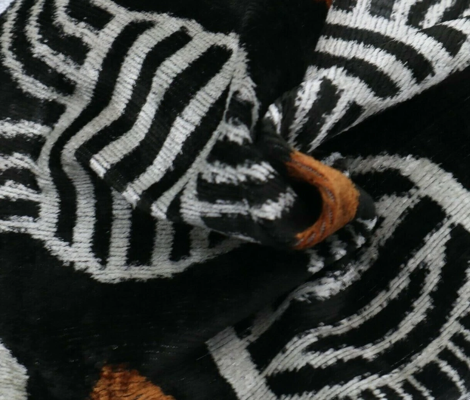 Almohada negra hecha a mano cuadrada de plumas de terciopelo 16 x 16 pulgadas (40 x 40 cm) Foto 2 de 4