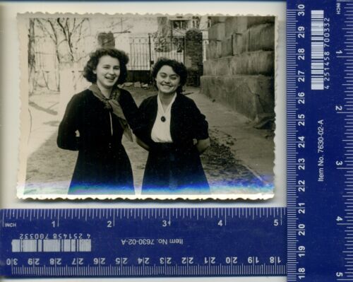 Vintage lesbisches Interesse Foto schöne Mädchen Umarmung Freundinnen Paar verliebt - Bild 1 von 2