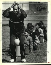 1988 Press Photo Victor Rodriguez shows students how to run relay-race, Texas