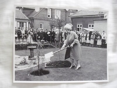 Original Press Photo HM Queen Mother Queen Alexandra Hosp Worthing 9.11.66 e