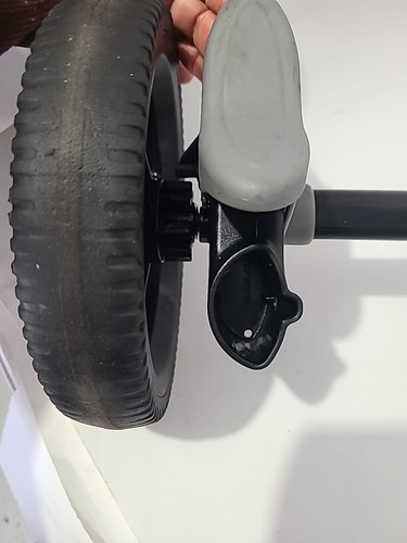 Graco Verb Ck Black Rear Wheel Tires, Axle Bar 2022 Model #2075151 replacements - Picture 4 of 13