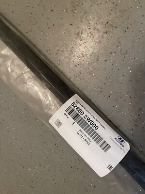 Hyundai OEM 13-15 Santa FE Front Door-window Molding Right  