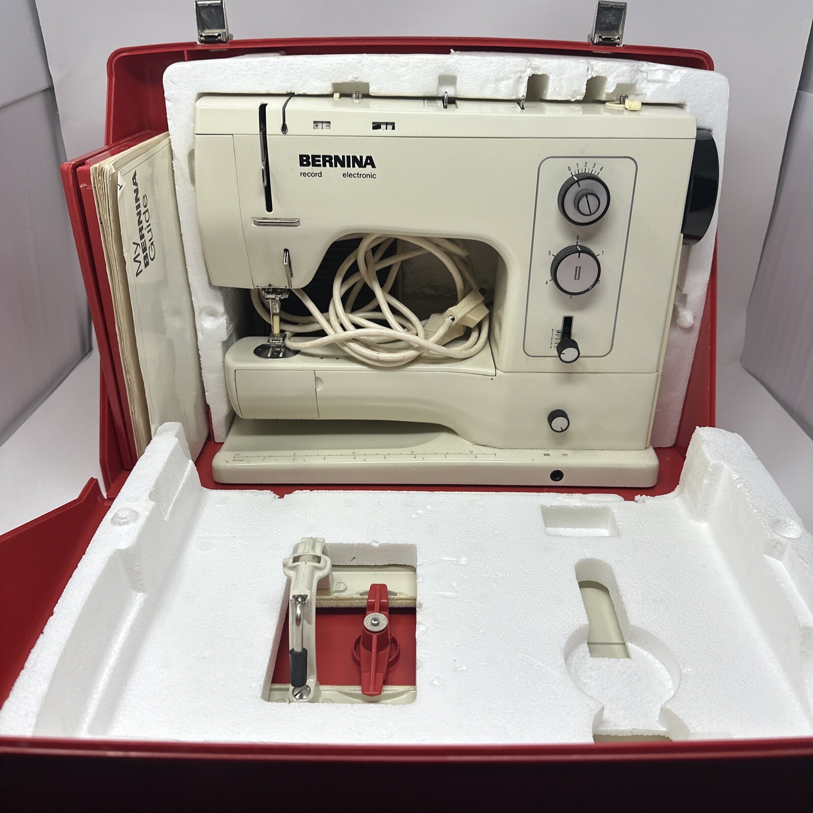 Bernina Record 830 Heavy Duty Sewing Machine w/Case, Pedal