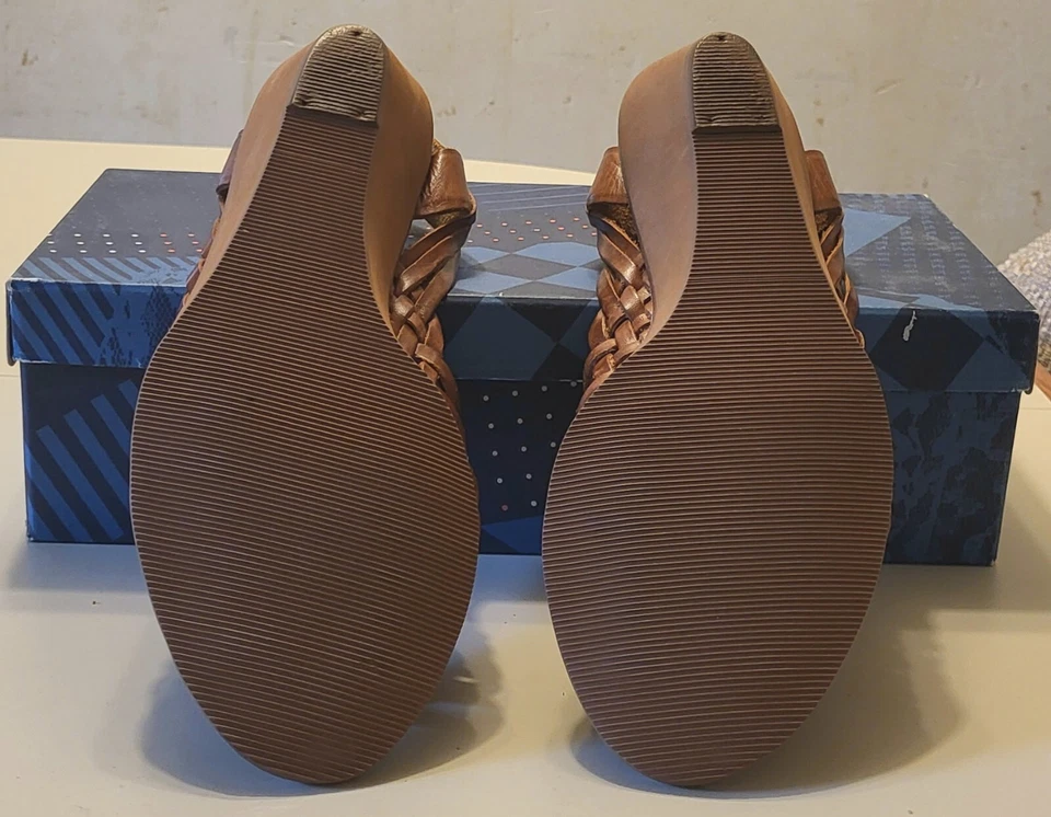 COLECCIÓN CONNIE SANDALIAS Cuero Superior Tostado con Tacón de Cuña de 2" Hechas en Brasil Foto 3 de 4