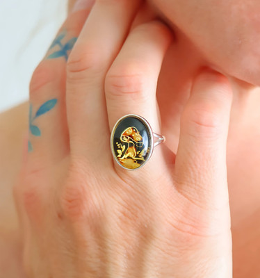 Bernstein Pilz Ring. Handgeschnitzter Kamee Ring in 925 Sterling Silber - Adj