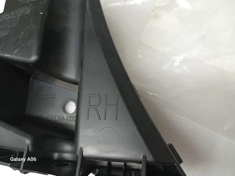 Soporte de montaje de parachoques delantero lado derecho Volvo V40 2012–en OEM 31425111, 31425109 Foto 2 de 4