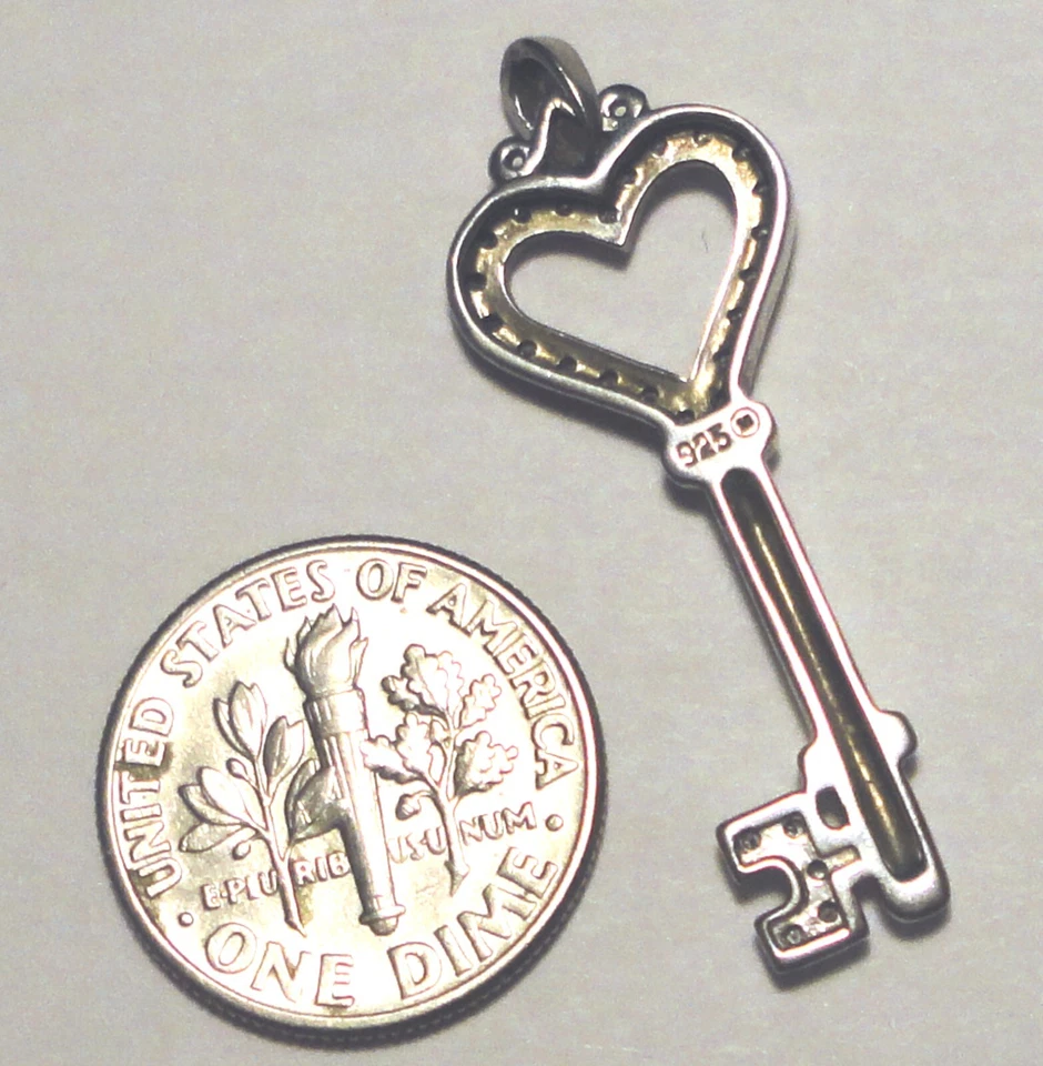 Genuino 26 DIAMANTES Plata de Ley LLAVE COLGANTE/Dije Firmado M en Círculo 1.5"  Foto 2 de 2