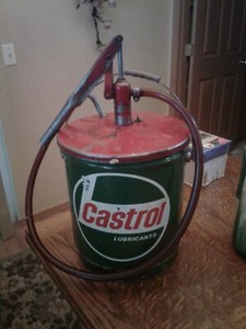 CASTROL OIL 5 GAL GREEN & WHITE LABEL  WITH RED TOP PUMPER HANDLE LOCAL PICKUP