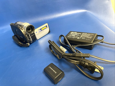 NICE Sony DCR-DVD610 Handycam DVD Camcorder with 40X Optical Zoom / WORKING
