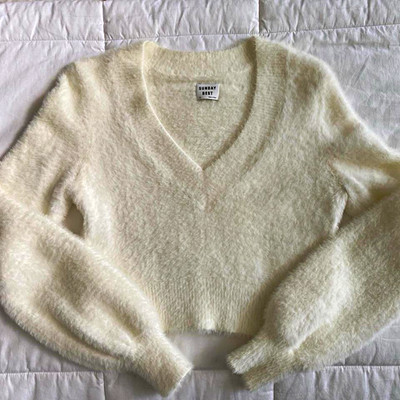 Aritzia Sunday Best Cropped Fuzzy Sweater V-Neck size XS
