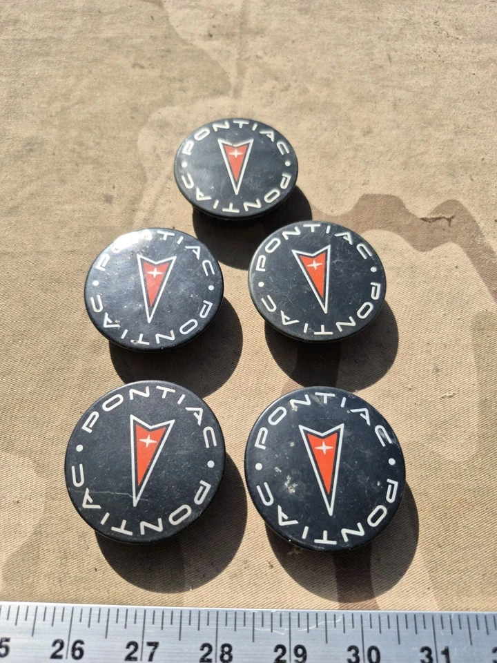 Lote de 5 Pontiac Arrow 9595157 OEM GM Tapacubos de rueda central Cubierta de llanta NEGRA Foto 2 de 4