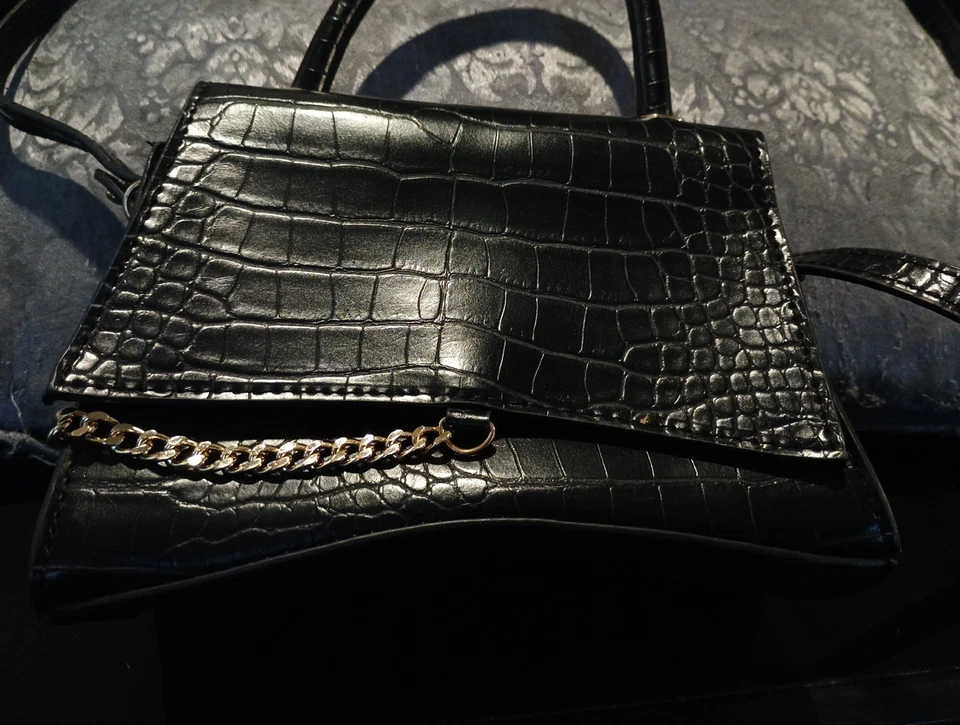 Mini Cartera Forever 21 Para Mujer Negra Imitación Cuero Patrón Cocodrilo Correa Ajustable Foto 2 de 4