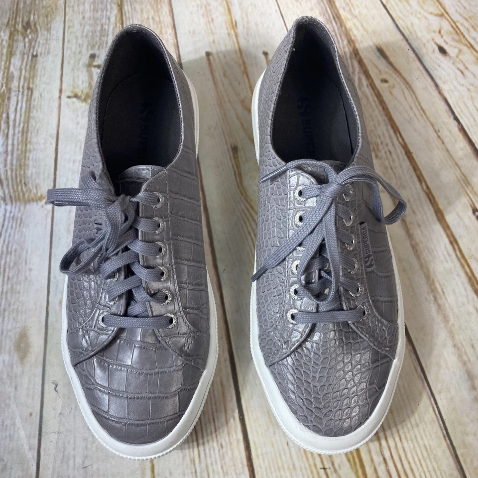 Zapatillas deportivas Superga gris cocodrilo en relieve para mujer talla 9,5 con cordones zapatos para hombre talla 8 usadas en excelente estado Foto 3 de 4