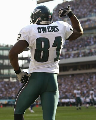 Terrell Owens Flexing on Field Philadelphia Eagles 8x10 NFL Football Photo