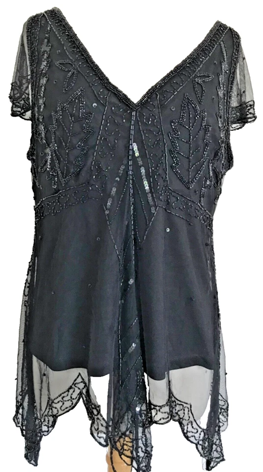 Blusa Art Deco manga curta frisada com sobreposição transparente, bainha de tulipa, Scala XXL gola V - Imagem 3 de 4