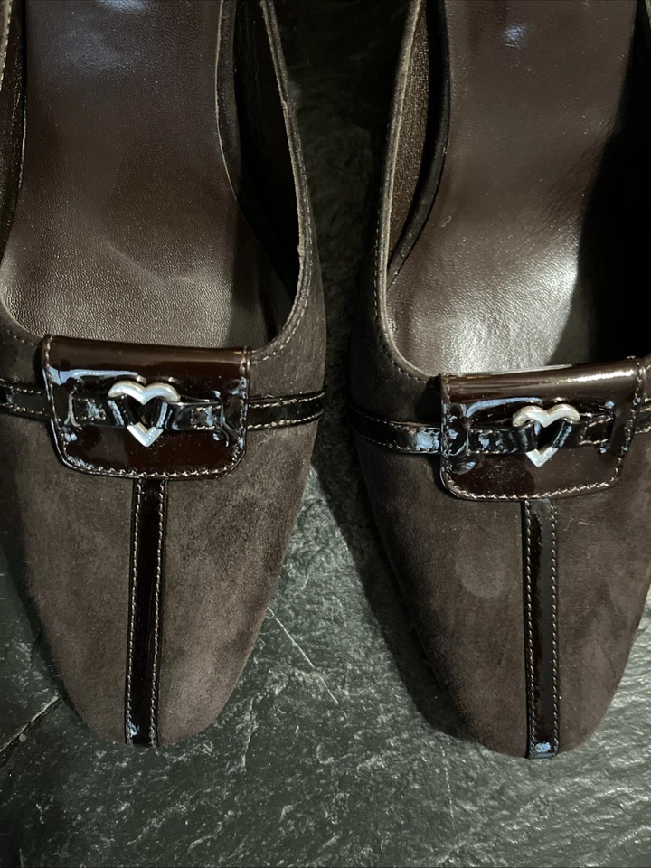 Gamuza 9N Brighton Wanda chocolate con charol de chocolate adorno plateado sin respaldo Foto 4 de 4