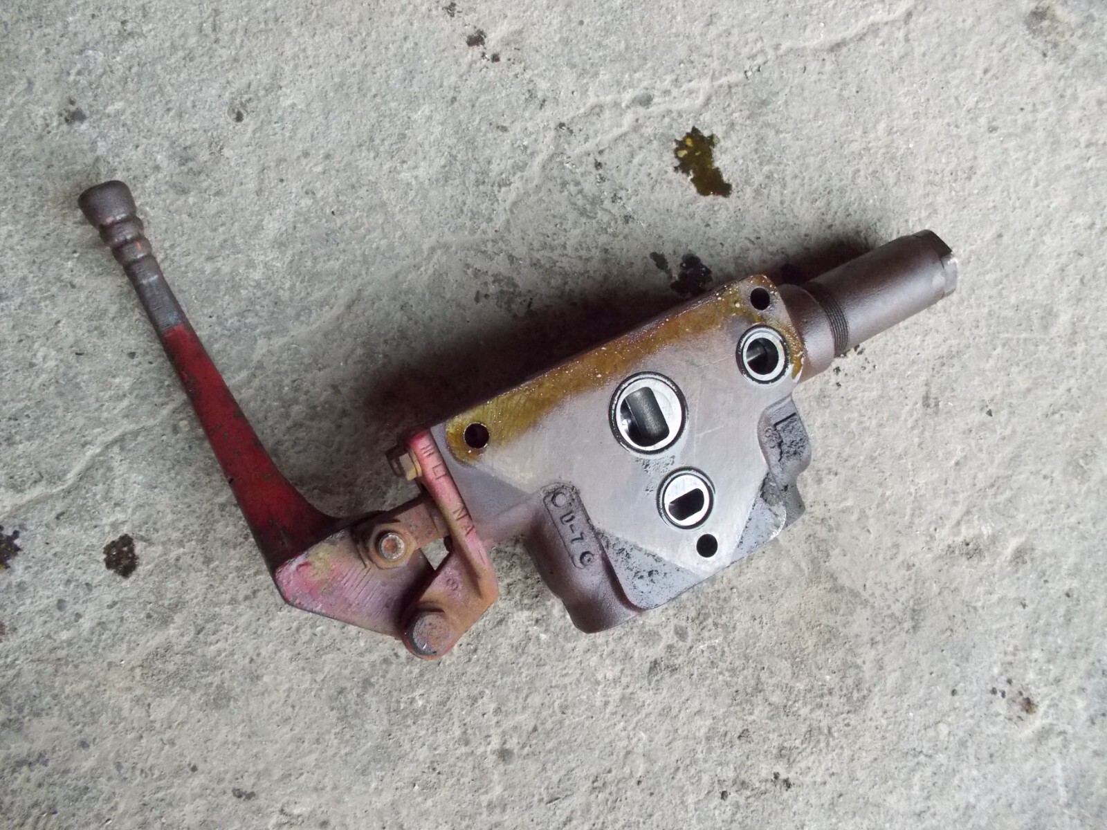 International Farmall 606 IH tractor hydraulic oil control valve