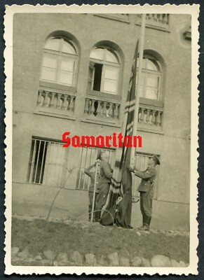 E5 WK2 ORIGINALFOTO DEUTSCHER WEHRMACHTSSOLDATEN, DIE EINE FLAGGE HISSEN
