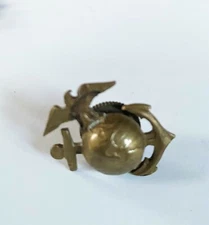 Antique WWII U.S. MARINE CORPS Military Eagle World Globe Anchor Lapel Hat Pin