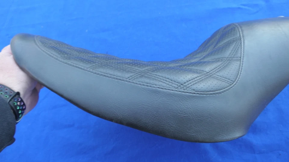 Asiento individual RSD Tracker Boss Harley FXST/FLST con kit de guardabarros RSD SOLO 2000-2017 Foto 2 de 4