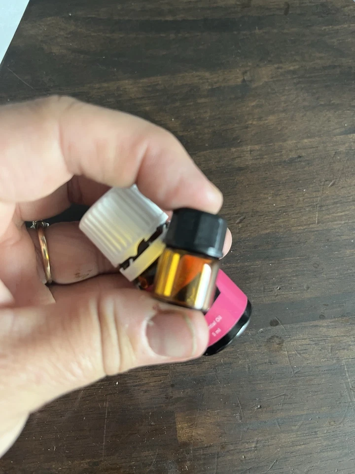 Aceite esencial de frasco de muestra de rosa de Young Living Foto 2 de 2