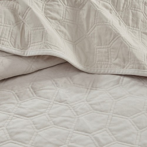 Gracie Mills Gayle 3-Piece Casual Geometric Velvet Quilt Set - Picture 7 of 49