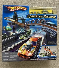 Hot Wheels SPEEDTRAP RACEWAY & 1 Vehicle Play Set