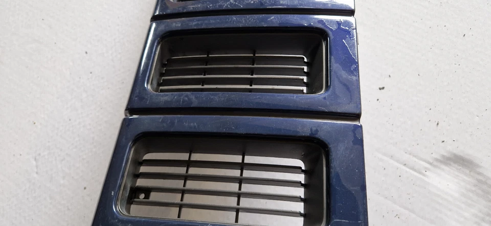 Jeep Grand Cherokee ZJ 1993-1995 parrilla del radiador central superior delantera OEM 55054859 Foto 4 de 4