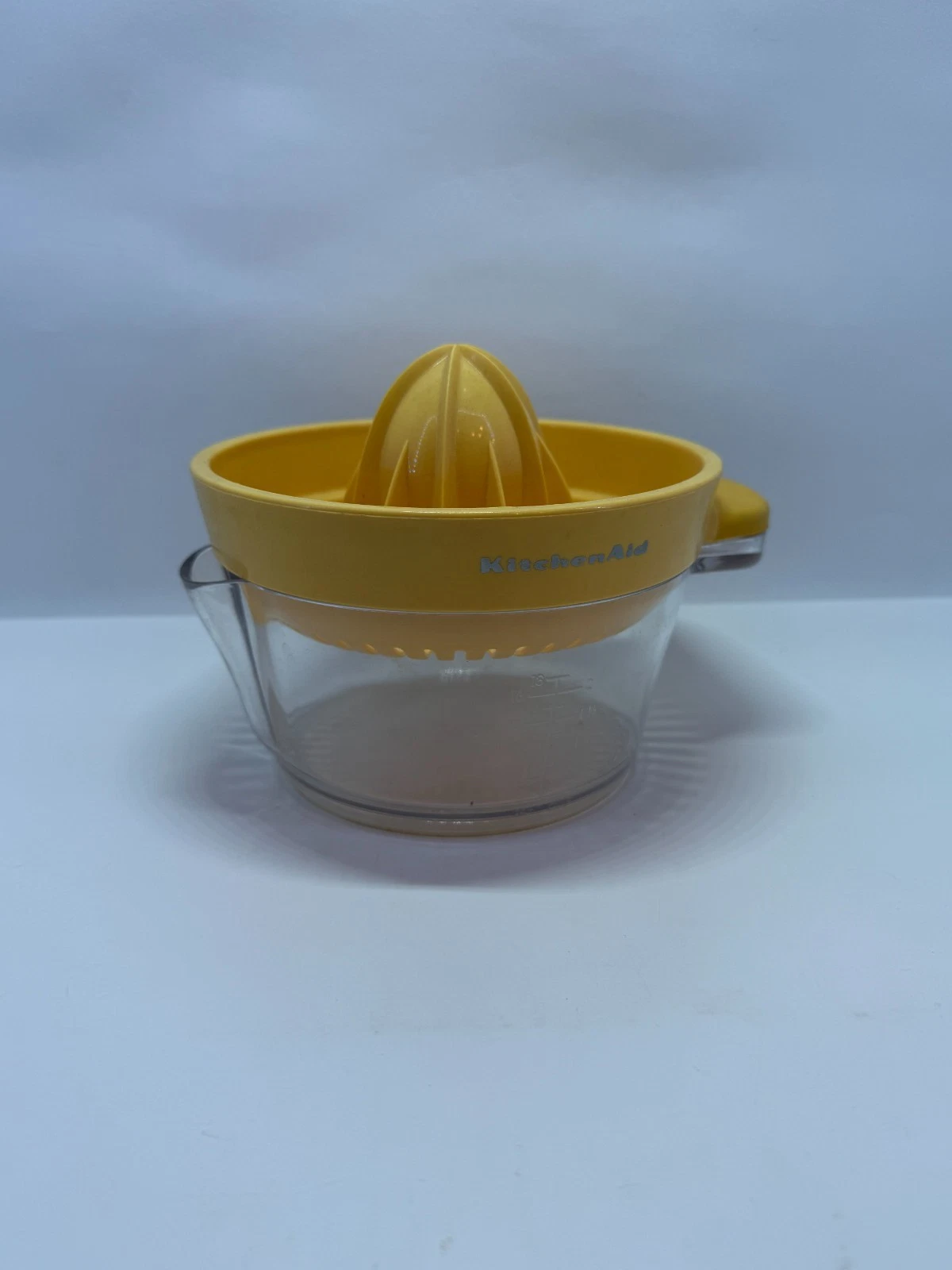 KitchenAid Citrus Juicer Clear Measuring Cup Yellow Top 18oz Dishwasher Safe