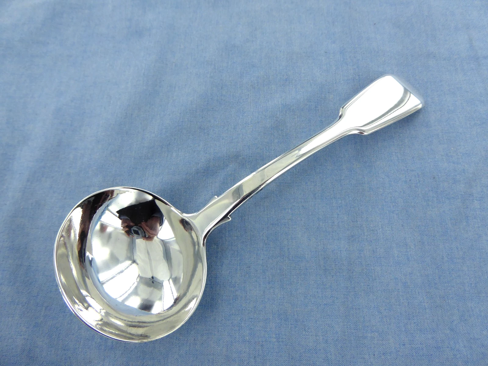 AN ANTIQUE STERLING SILVER FIDDLE BACK SAUCE LADLE LONDON 1823.
Opens in a new window or tab