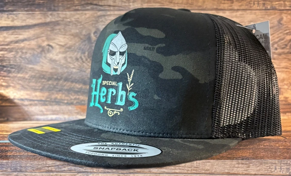 MF DOOM - Hierbas Especiales/Camuflaje Negro/Gorra de Camionero-Diseño Homenaje. Foto 2 de 3