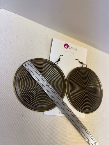 Lotto di 6 orecchini tondi 2,75” metallo stagnato traforati moda bronzo oro piatto NUOVI - Foto 3 di 3