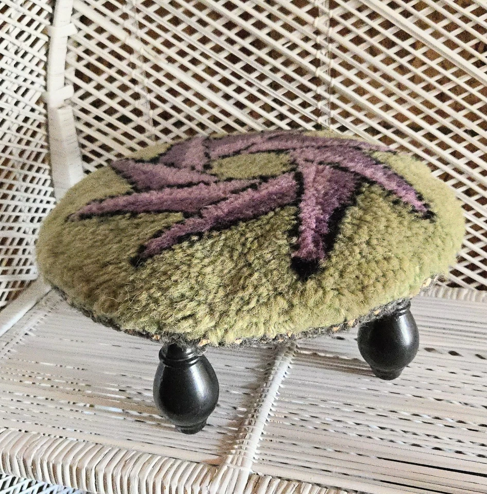 Taburete de pie alfombrado vintage, tamaño pequeño, diseño geométrico púrpura Foto 2 de 4