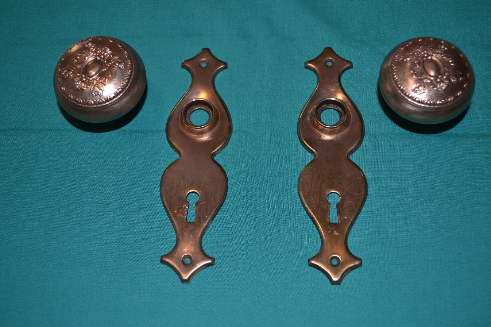 Antique Pair of Ornate Victorian Brass Door Knobs With BACK PLATES 98