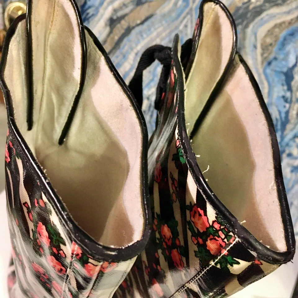 Botas de lluvia Betseyville Betsey Johnson altas hasta la rodilla cuña estampado de rosas animales 6,5 Foto 4 de 4