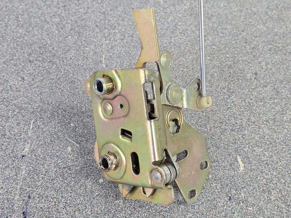 VERY NICE USED ORIGINAL PORSCHE 924 944 928 DRIVERS DOOR LATCH ASSEMBLY - Image 2 of 4