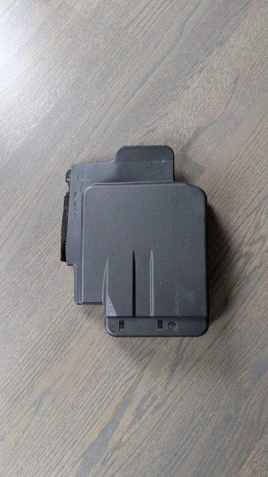 Cubierta amplificador audio Toyota Prius V 86183-47080 2012 2013 2014 2015 2016 2017 Foto 2 de 4