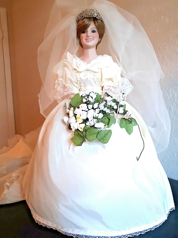 1986 Princess Diana 18"  Bride Doll w/63" Train & Veil & Orig Box Danbury Mint