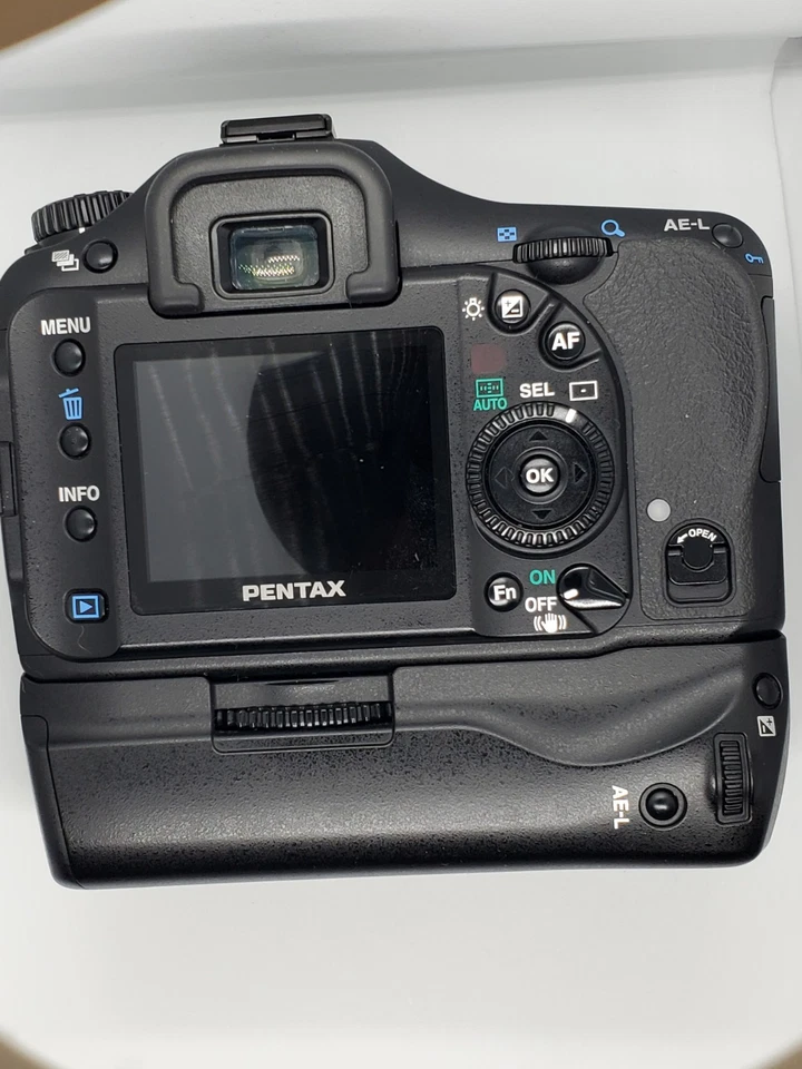 PENTAX Pentax K K10D - w/Grip, Three Batteries, SD - Image 3 of 4