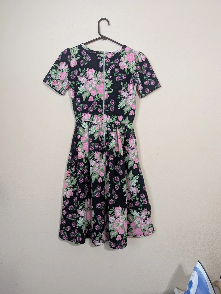 LuLaRoe Amelia Negro Rosa Plisado Rosas Bolsillos Florales XS NUEVO CON ETIQUETAS Jardín Fiesta Foto 4 de 4