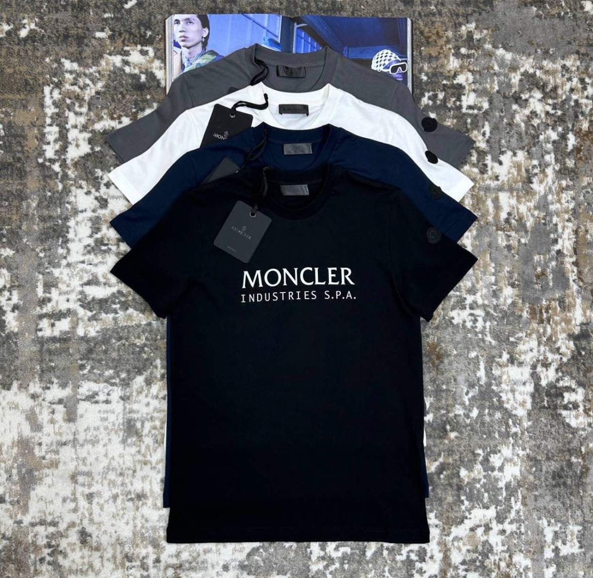 Moncler  T-shirt  Small to xxl  🔥