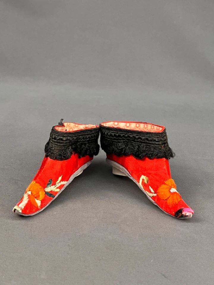 ZAPATO LOTO ANTIGUO CHINO HECHO A MANO BORDADO SEDA ROJA 4 1/2" ENCUADERNACIÓN PIE (9) Foto 4 de 4