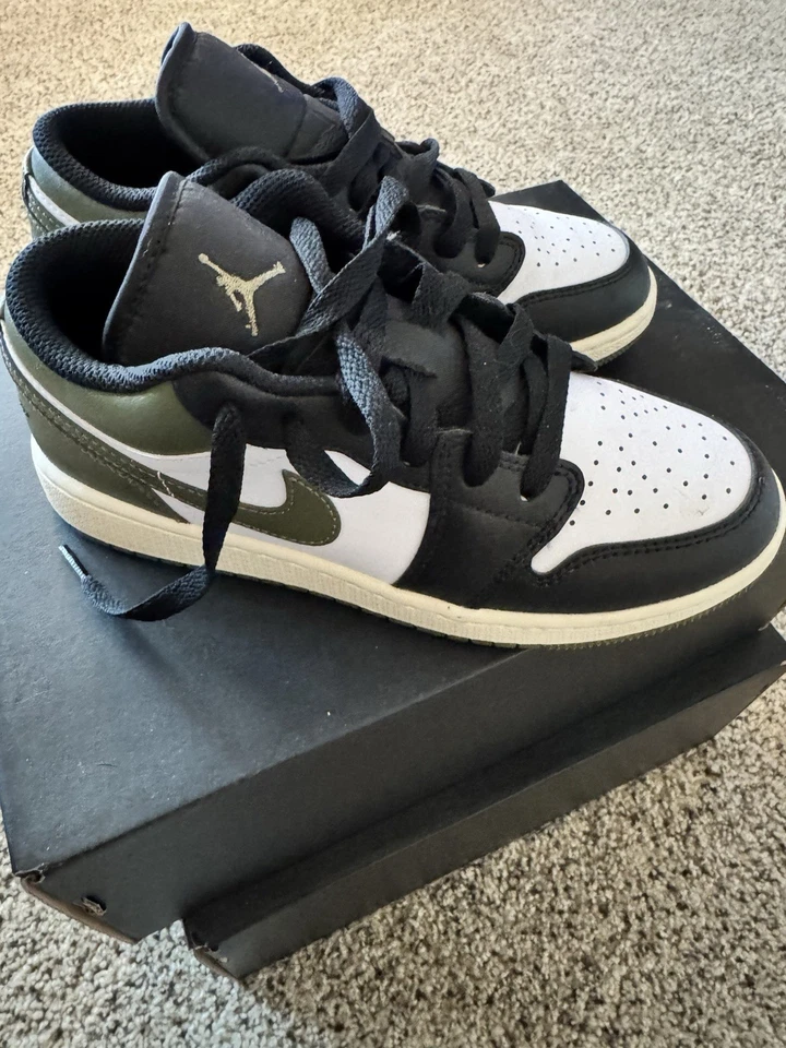 Marca: JordanModelo: Air Jordan 1 Low (GS) Código de estilo: 553560-092 - Imagem 2 de 4