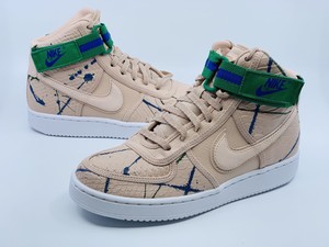 beige nike tennis shoes