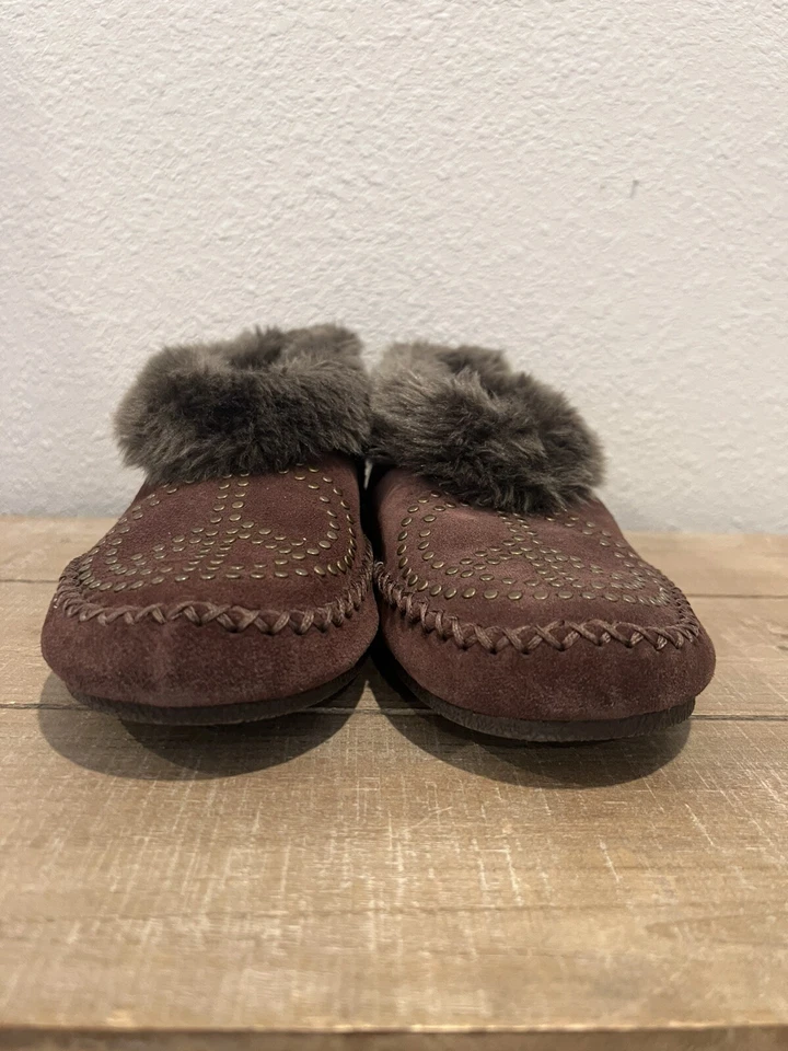 Zapatillas mocasín de gamuza marrón Lucky Brand con tachuelas signo de la paz piel sintética para mujer 9” Foto 3 de 4