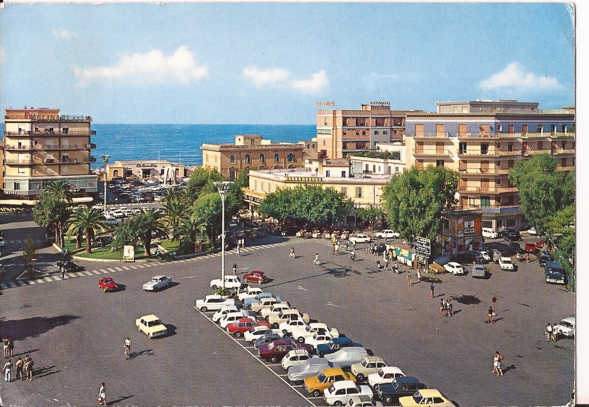 LADISPOLI (RM) Piazza della Vittoria e panorama Cartolina anni '70 viaggiata