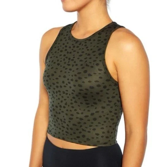 Camiseta sin mangas Balance Collection Olive & Black Spots Mia Crop estampado de leopardo espalda deportiva S Foto 3 de 4